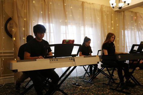 Senior Oscar Silva and juniors Dezmond, Kinchen and Cassandra Gallegos and sophomore Megan Guinaugh play piano.