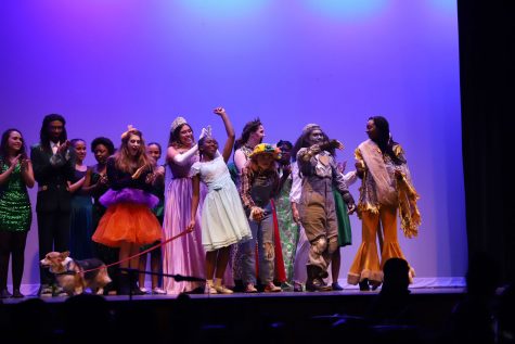Theater performs 'The Wiz' for the audience.
